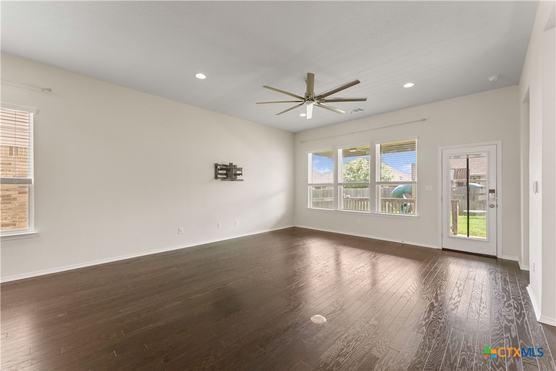 942 Blue Violet Property Photo 13