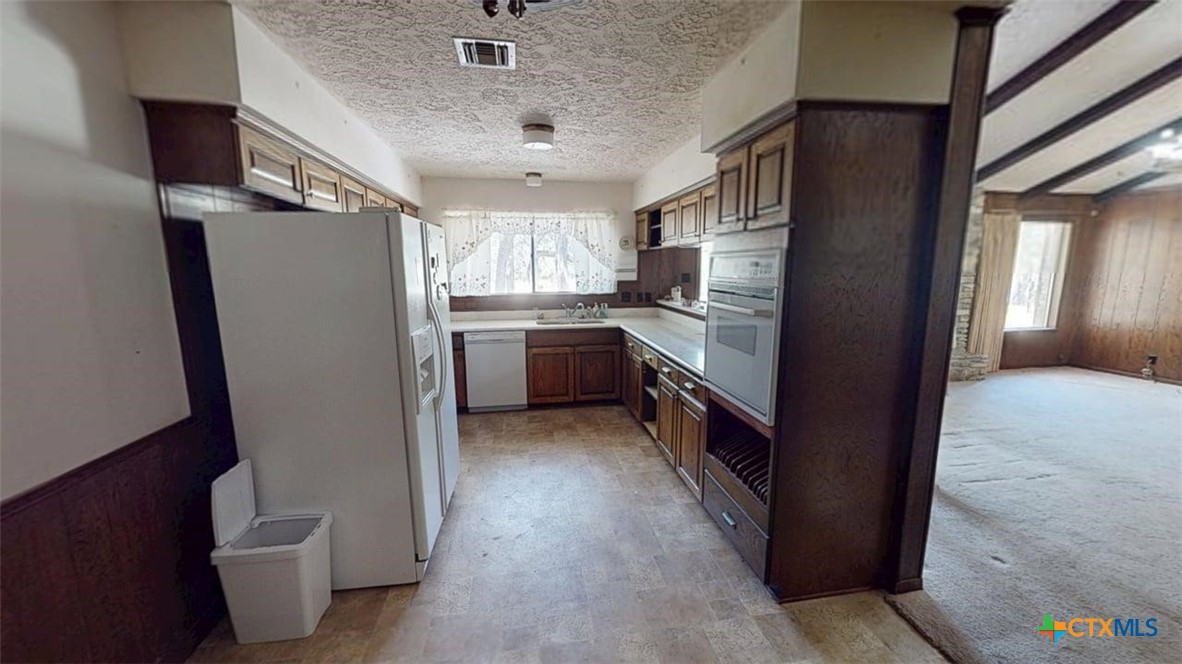 608 W Mustang Lane Property Photo 28