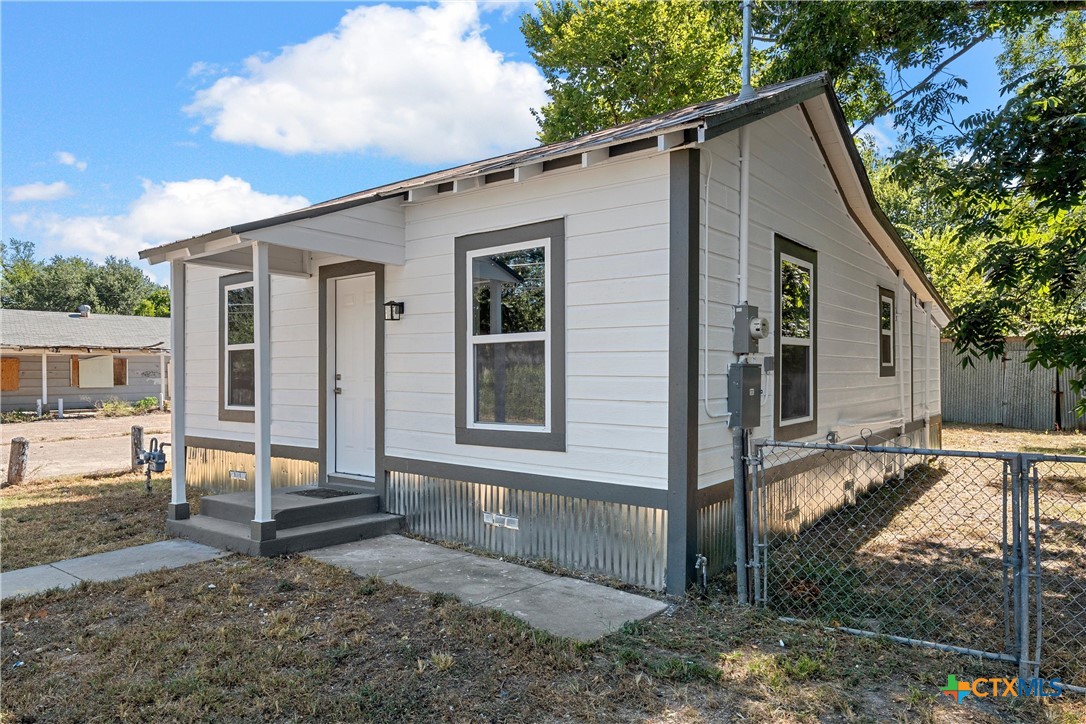 1803 N Fannin Avenue Property Photo 3