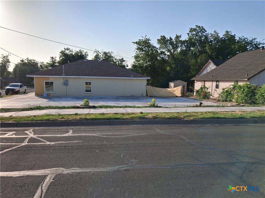 310 W Avenue A Property Photo 2