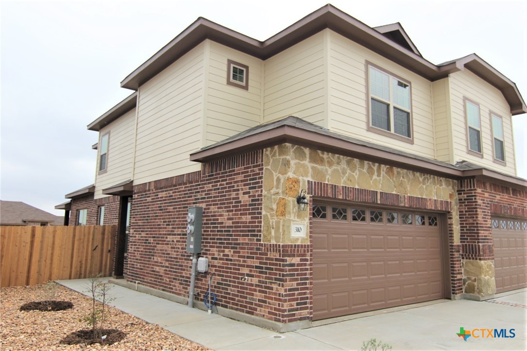 310 Creekside Curve Property Photo 2