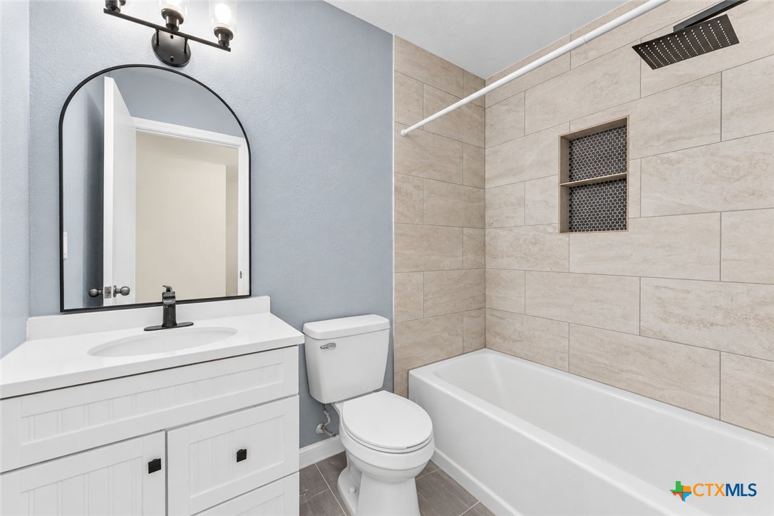 308 River Hills Property Photo 4