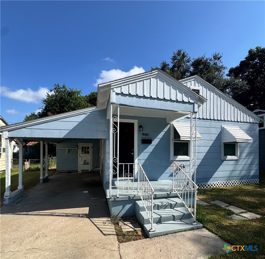 1312 E Mistletoe Avenue Property Photo 2