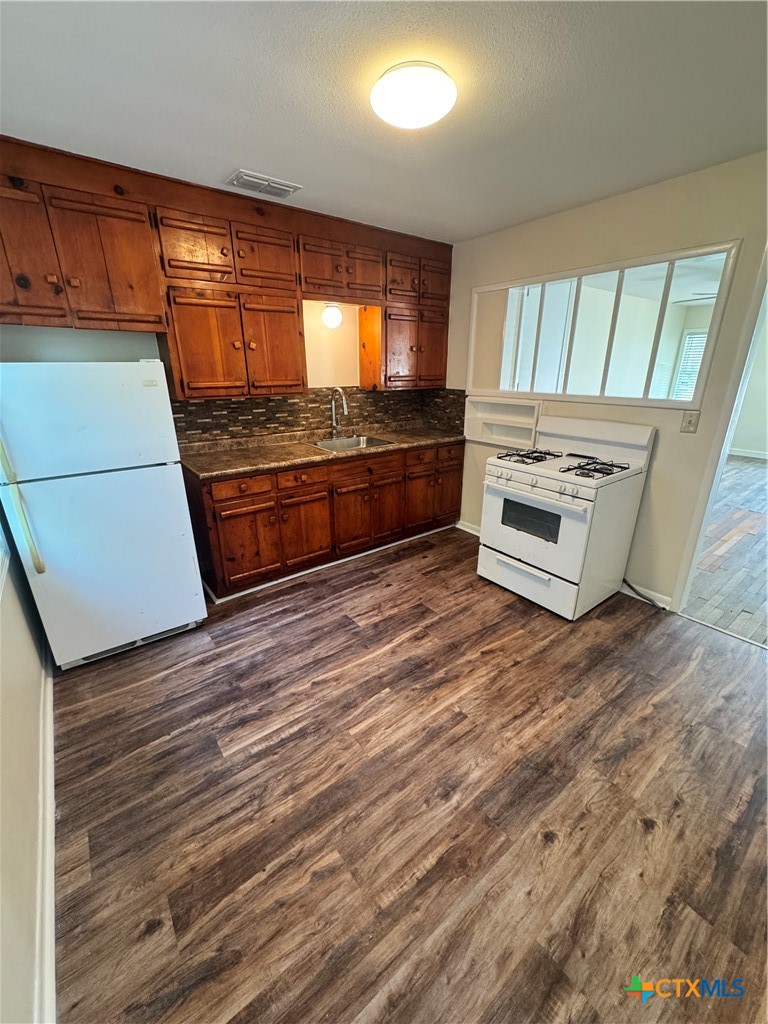 1312 E Mistletoe Avenue Property Photo 4