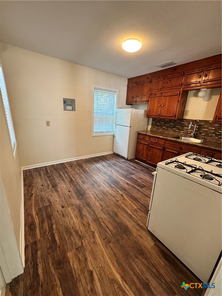 1312 E Mistletoe Avenue Property Photo 6