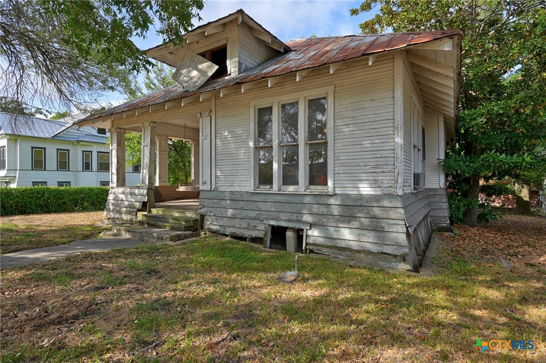 124 S Avenue I Property Photo 2