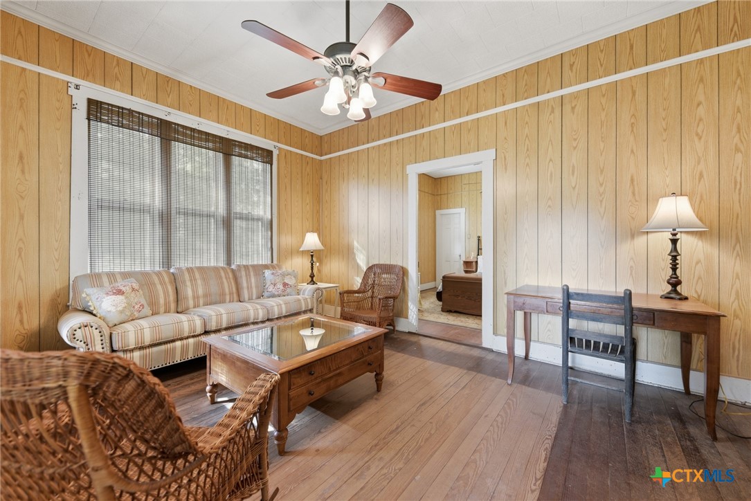 124 S Avenue I Property Photo 4