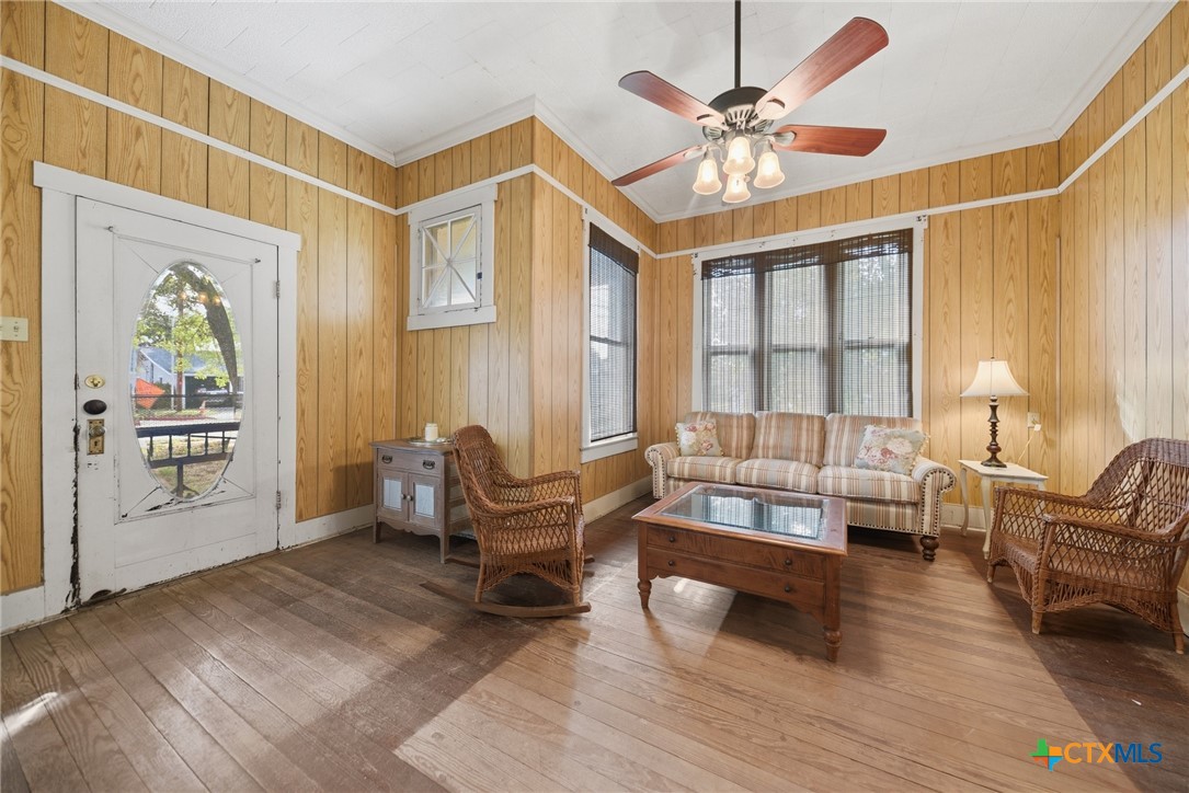 124 S Avenue I Property Photo 5