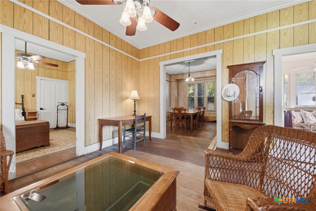 124 S Avenue I Property Photo 6