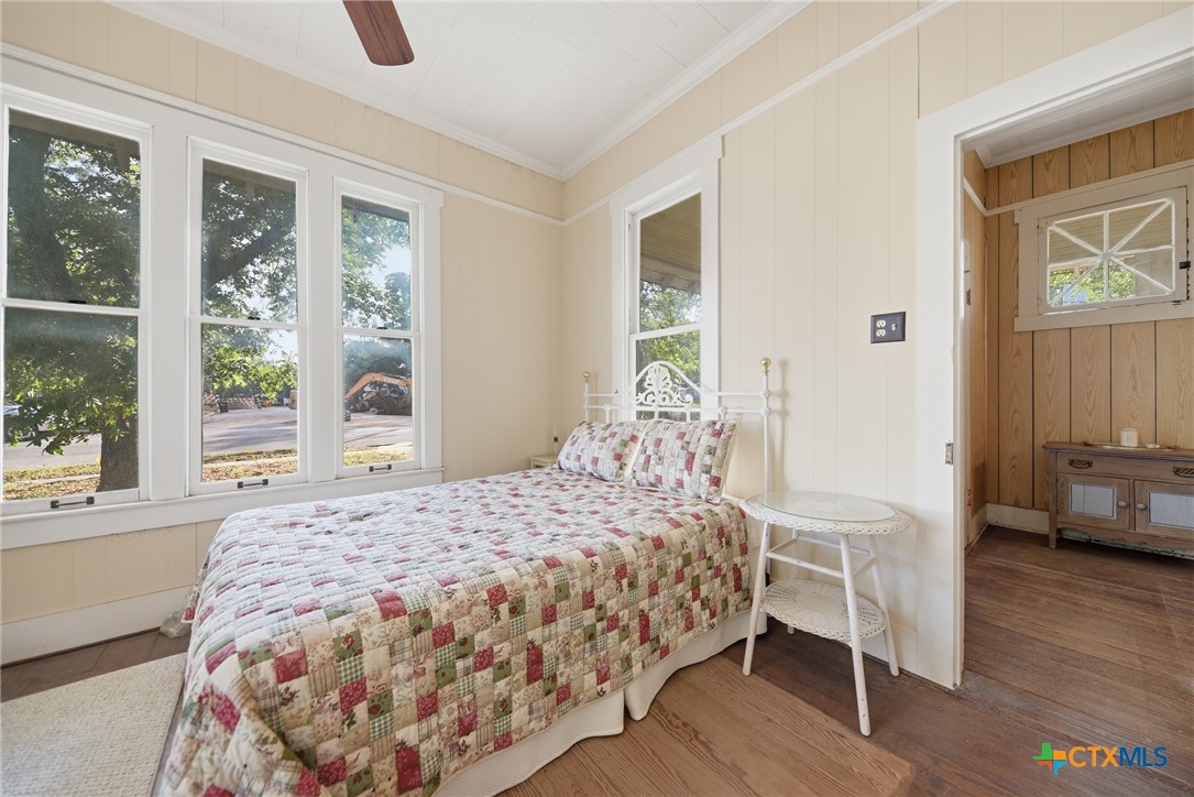 124 S Avenue I Property Photo 9
