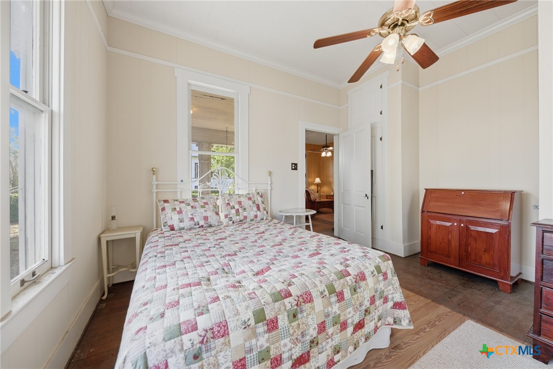 124 S Avenue I Property Photo 10