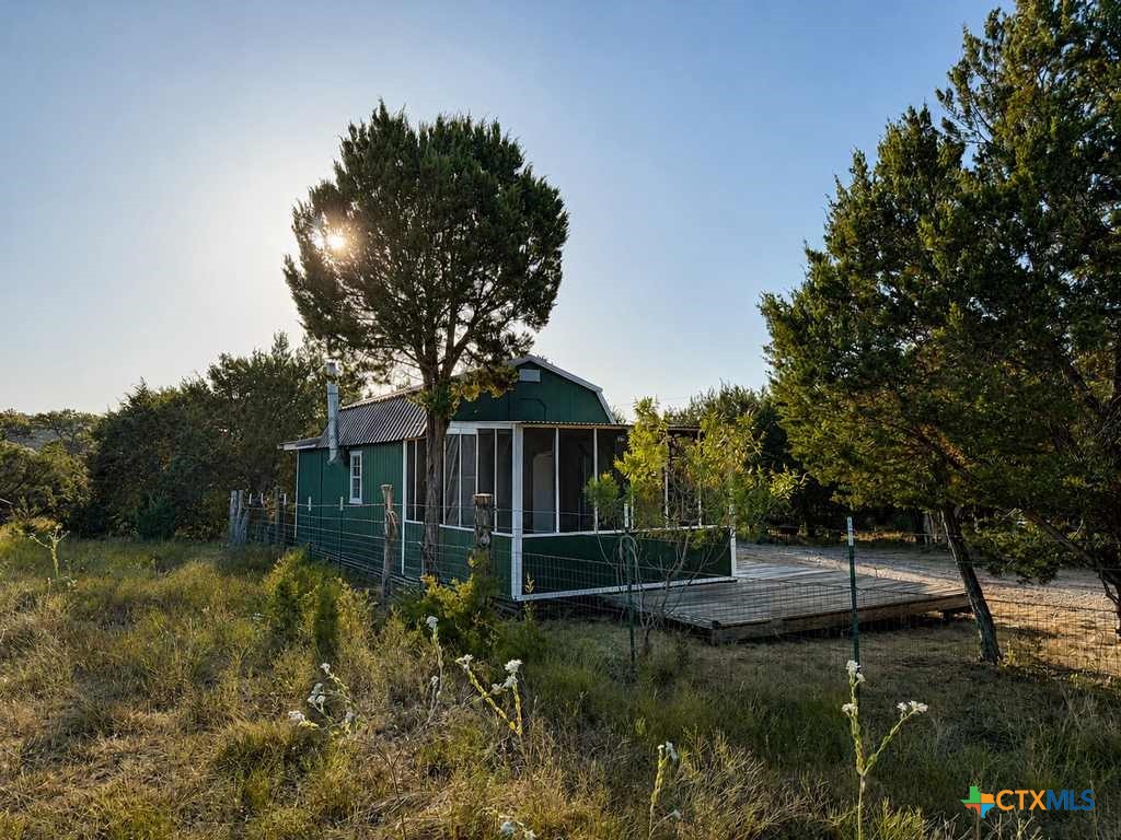 1098 Winter Road Property Photo 2