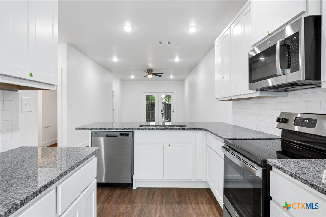 1920 Royal Loop Property Photo 6