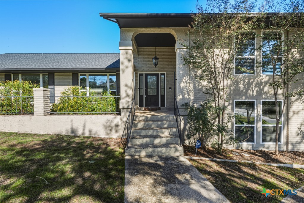 21 Royal Crest Property Photo 1