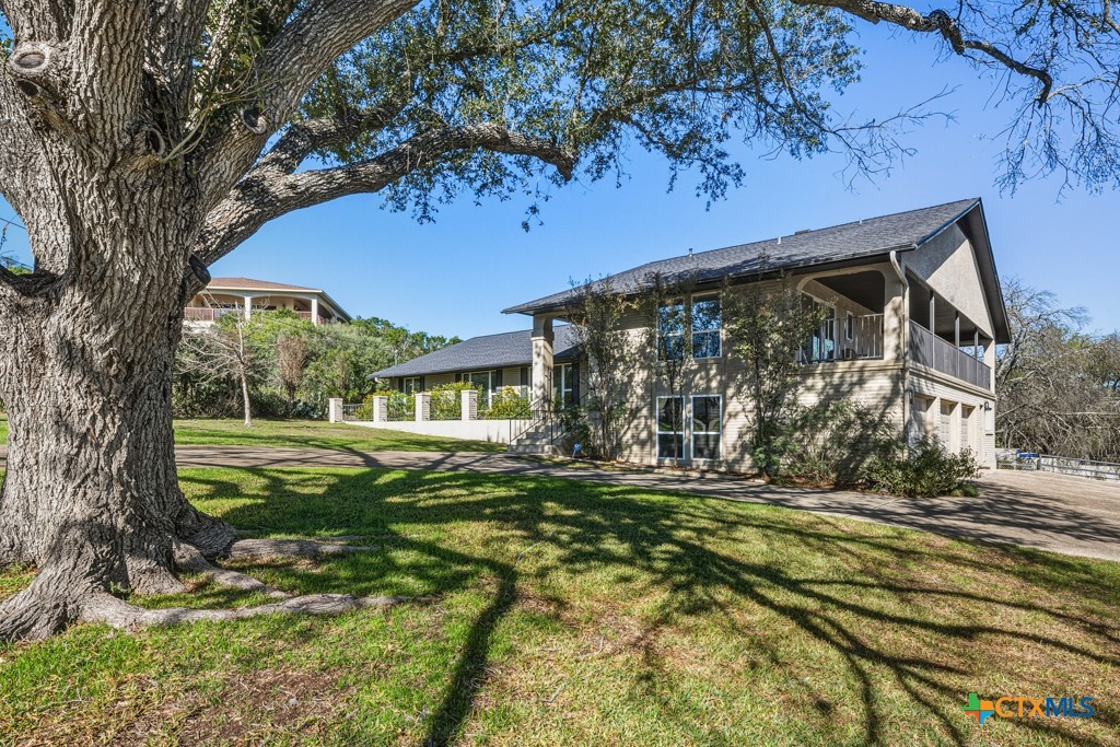 21 Royal Crest Property Photo 3