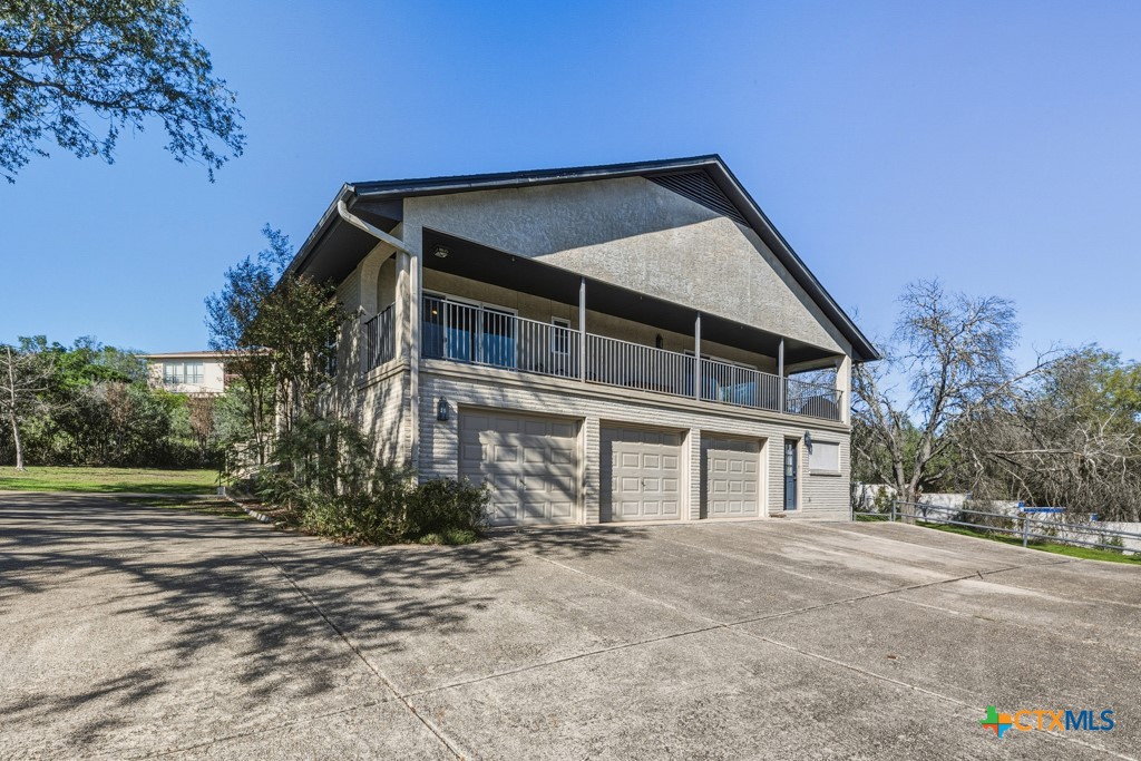 21 Royal Crest Property Photo 4