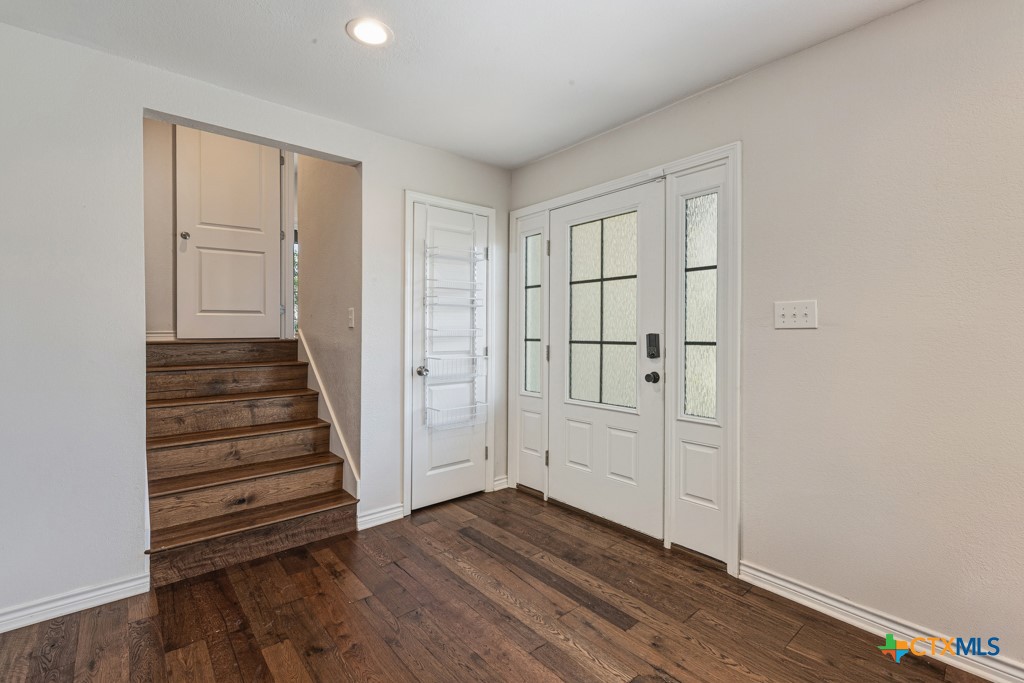 21 Royal Crest Property Photo 5