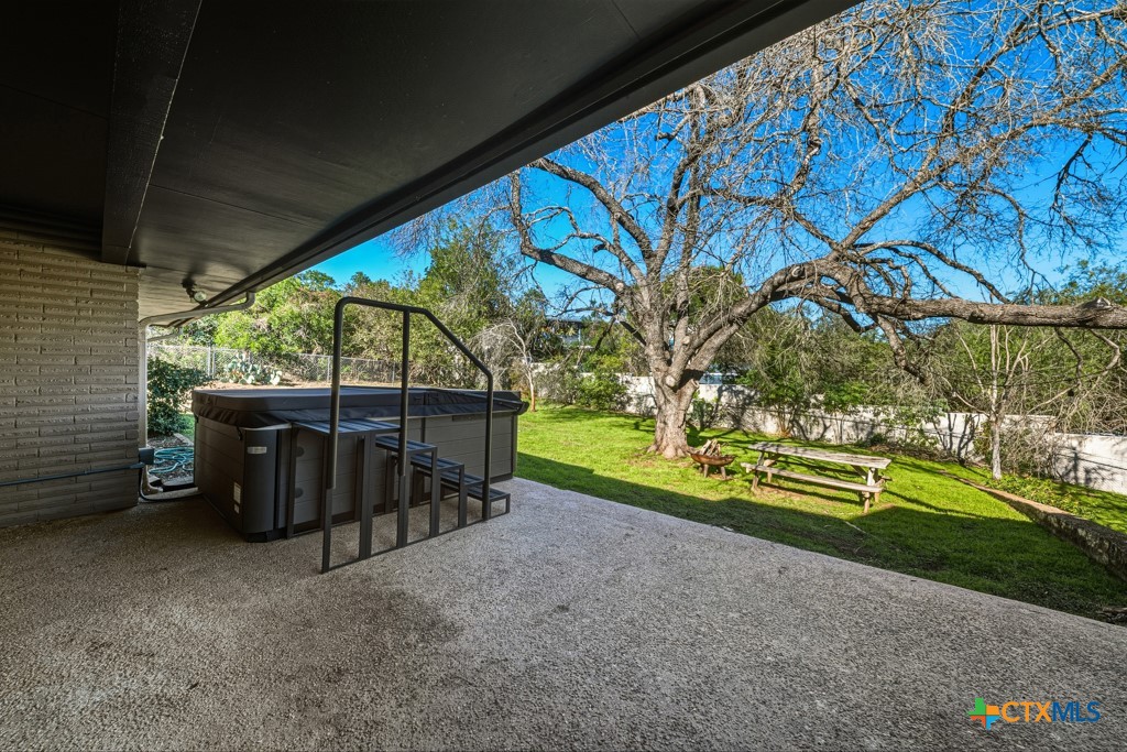 21 Royal Crest Property Photo 31