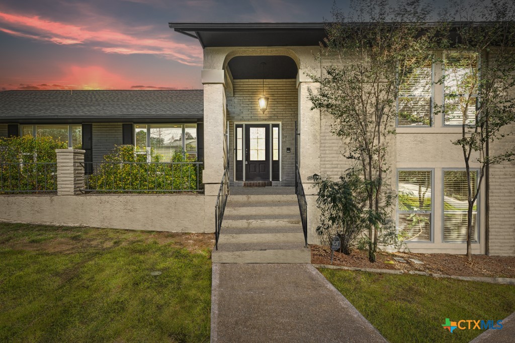 21 Royal Crest Property Photo 34