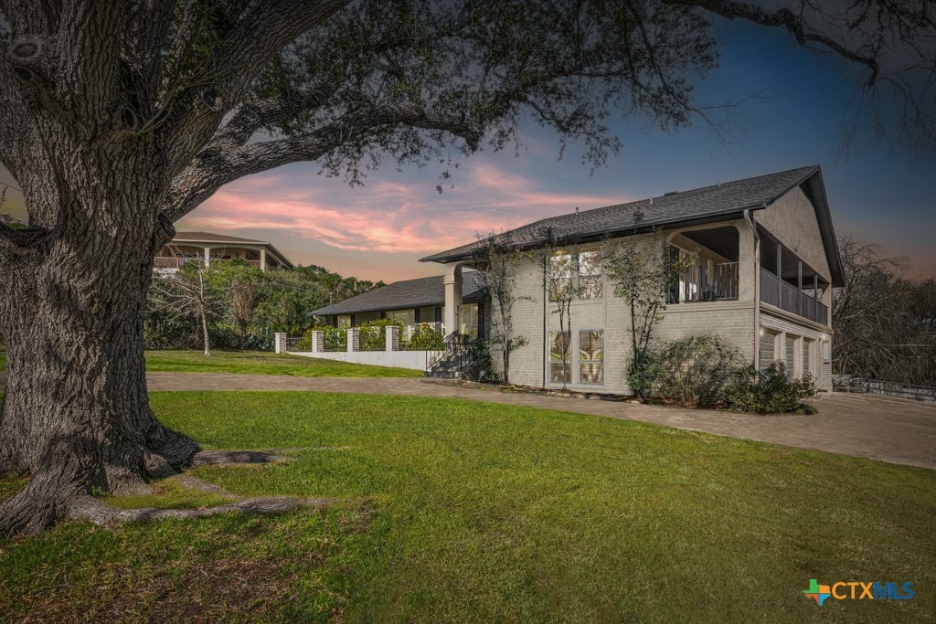 21 Royal Crest Property Photo 36