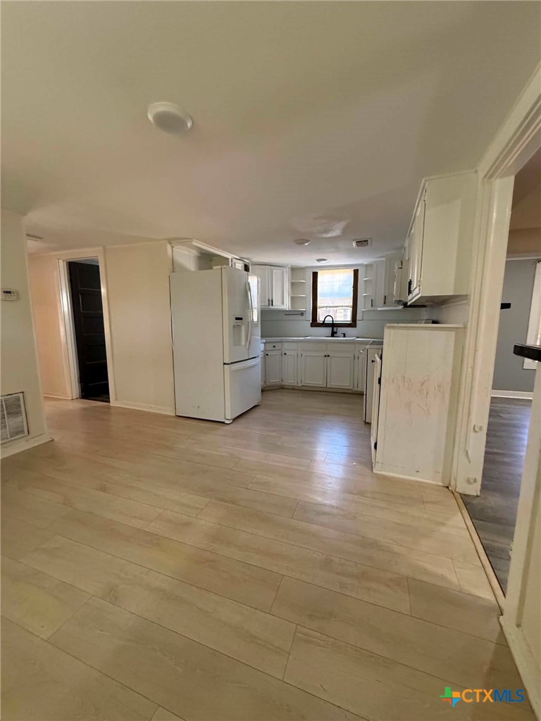 206 W Avenue B Property Photo 5
