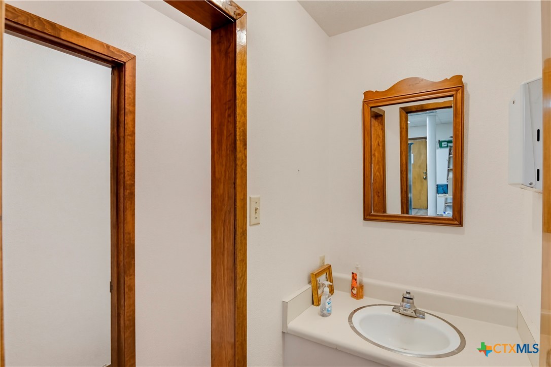 111 E Gonzales Street Property Photo 41