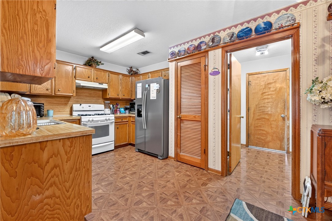 4804 Acorn Creek Trail Property Photo 4