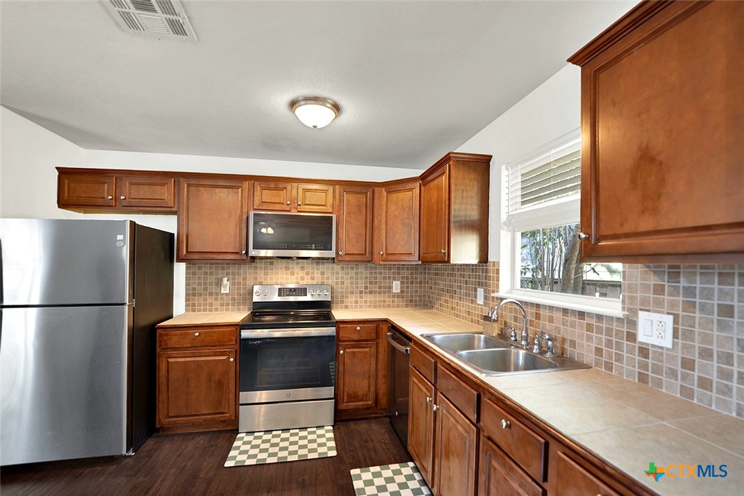 301 Armstrong Street Property Photo 7