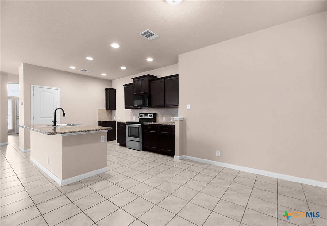 481 Centinela Street Property Photo 8