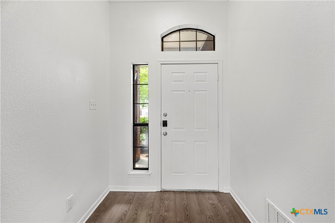 5104 James Loop Property Photo 5