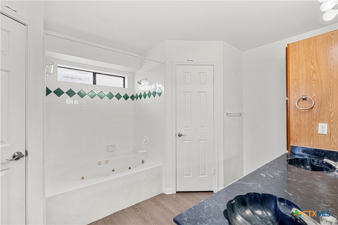 5104 James Loop Property Photo 16