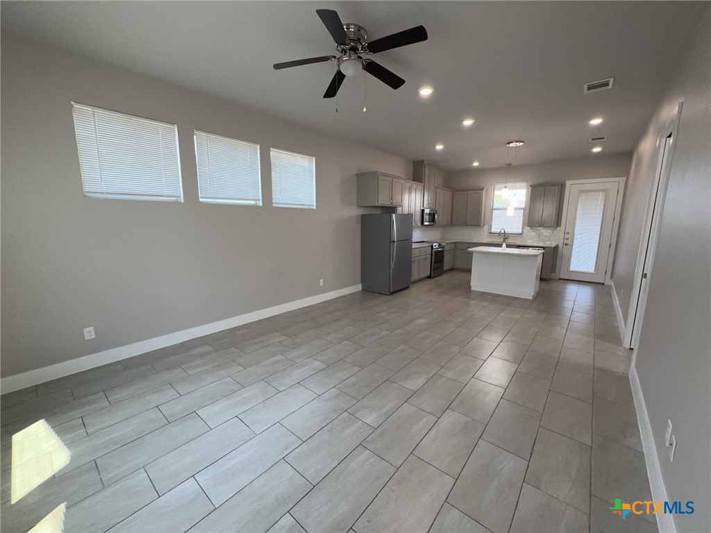 5001 White Rose Drive Property Photo 2