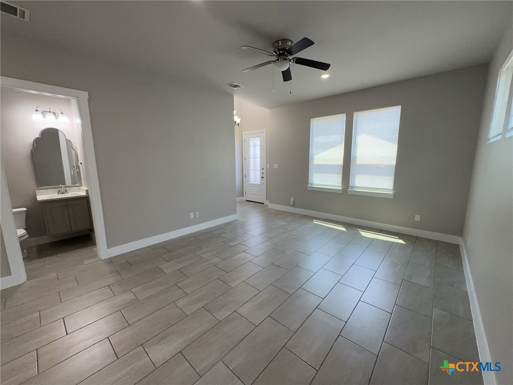 5001 White Rose Drive Property Photo 3
