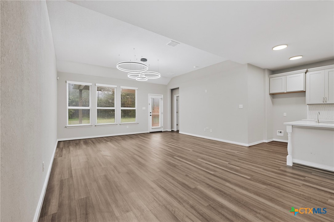1239 Loma Ranch Ranch Property Photo 4