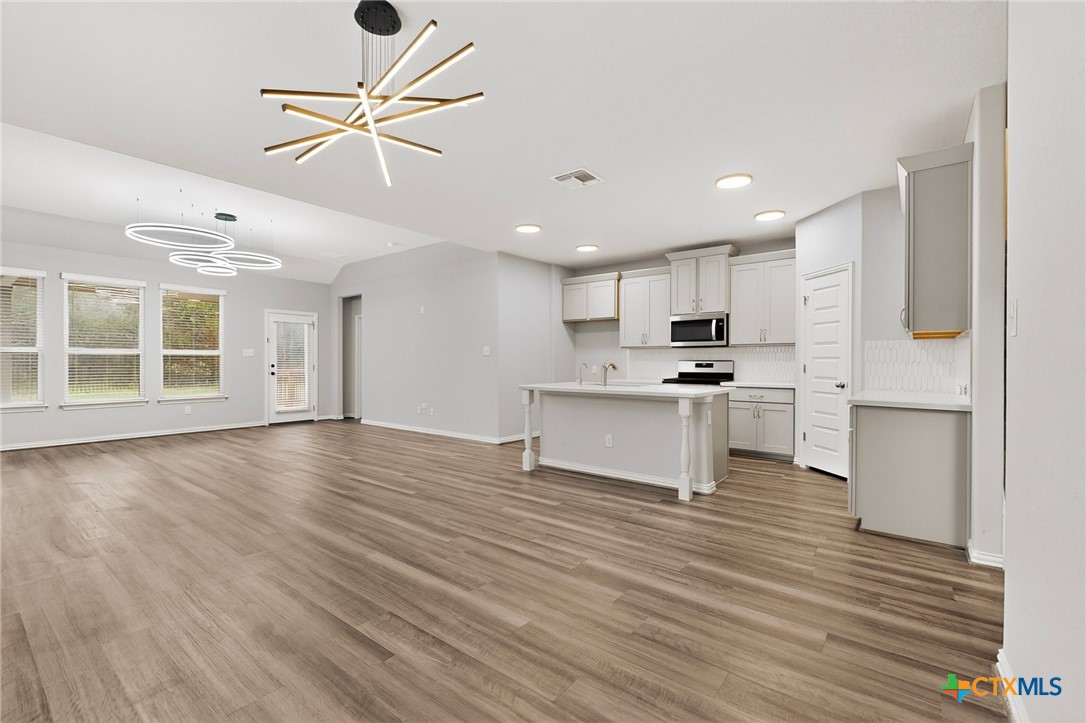 1239 Loma Ranch Ranch Property Photo 6