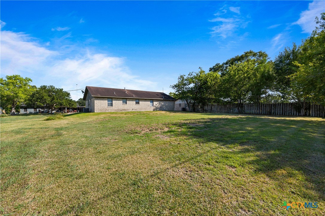 710 Courtney Street Property Photo 4