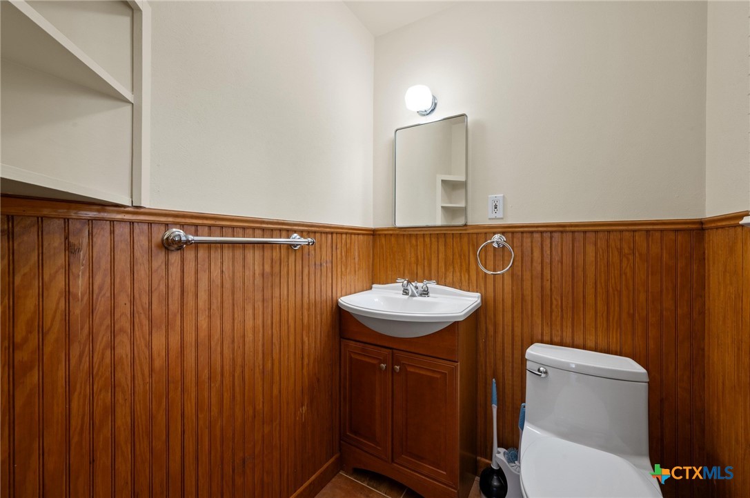 201 Hillcrest Drive Property Photo 10