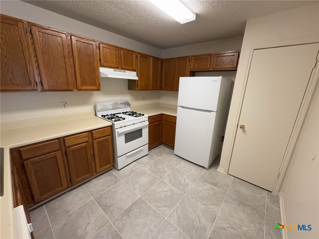3202 Honeysuckle Drive Property Photo 6