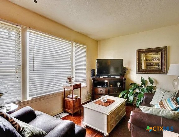 460 Comal Avenue Property Photo 3