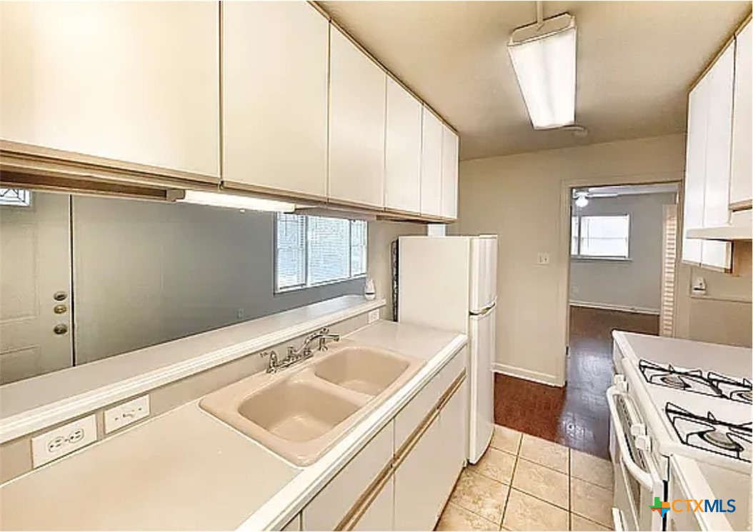 460 Comal Avenue Property Photo 4
