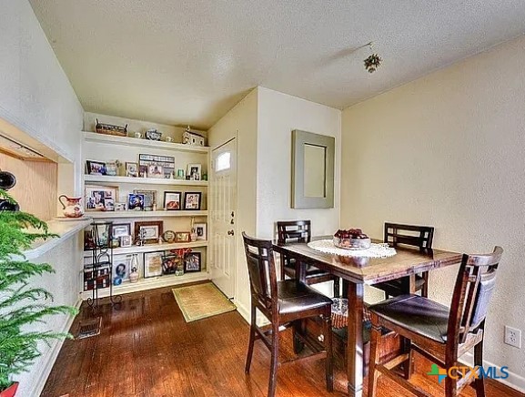 460 Comal Avenue Property Photo 6