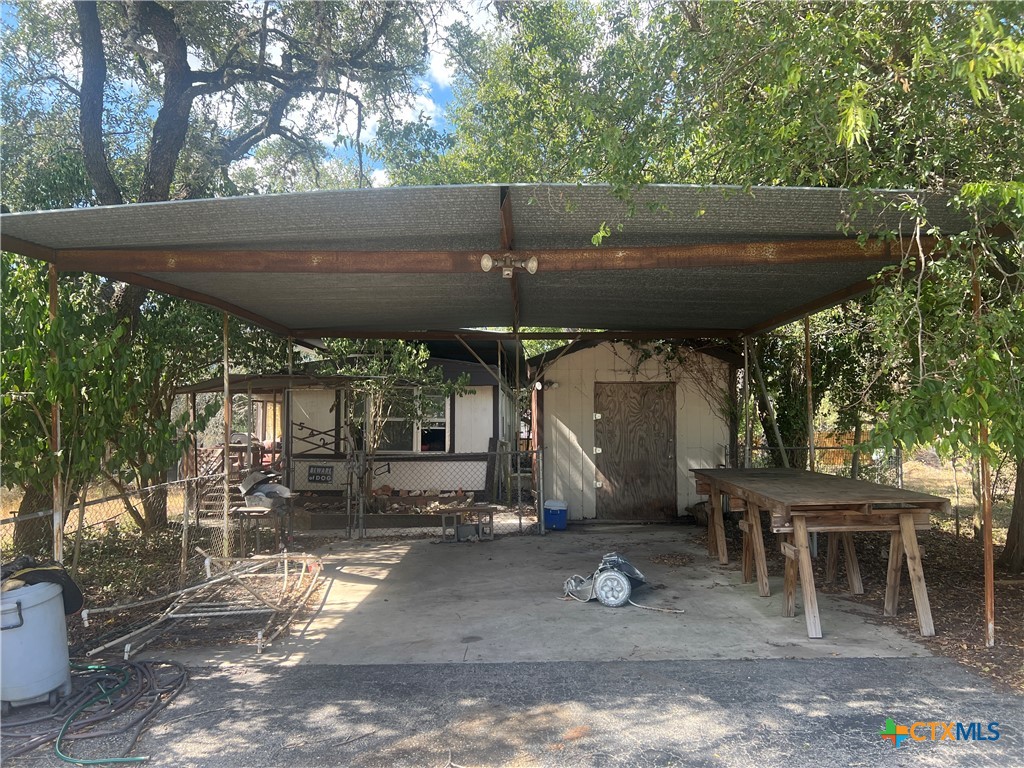 542/558 Flintstone Drive Property Photo 1