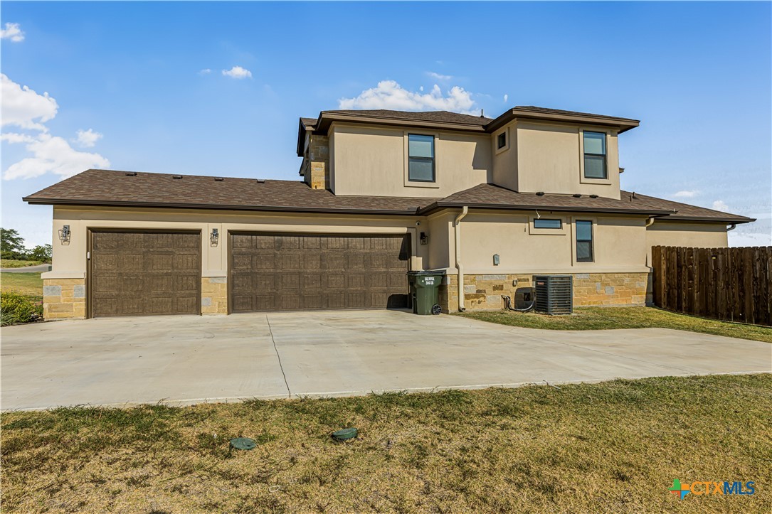 1018 Saddle Bluff Drive Property Photo 2