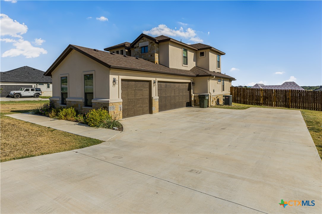 1018 Saddle Bluff Drive Property Photo 3