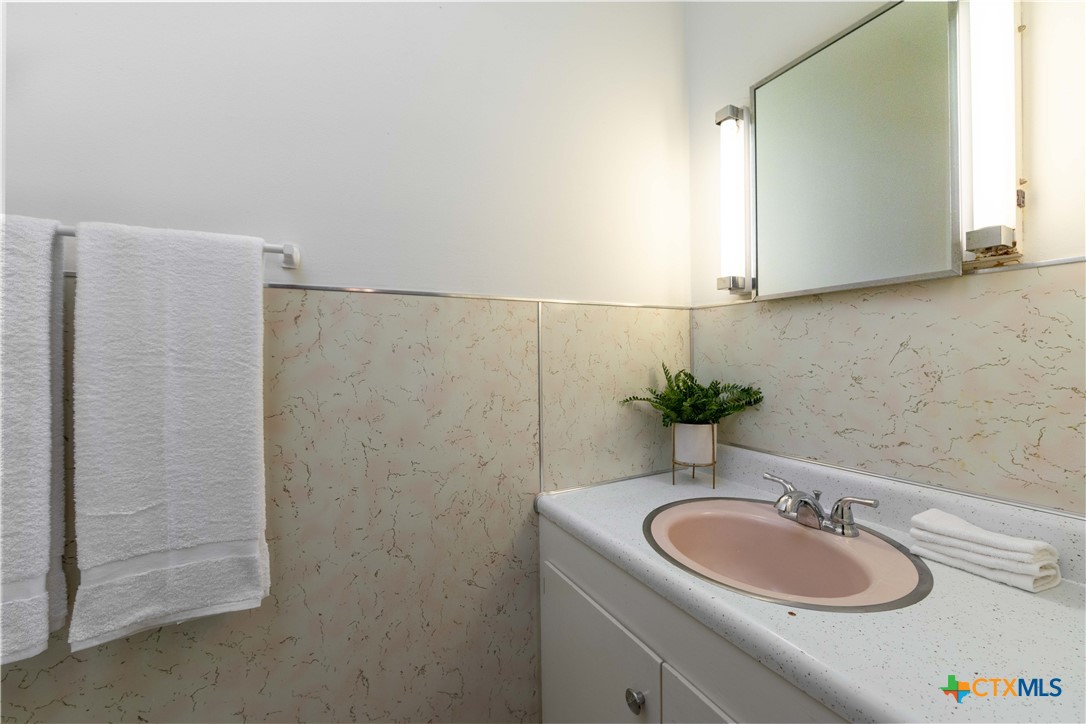 465 S Guenther Avenue Property Photo 9
