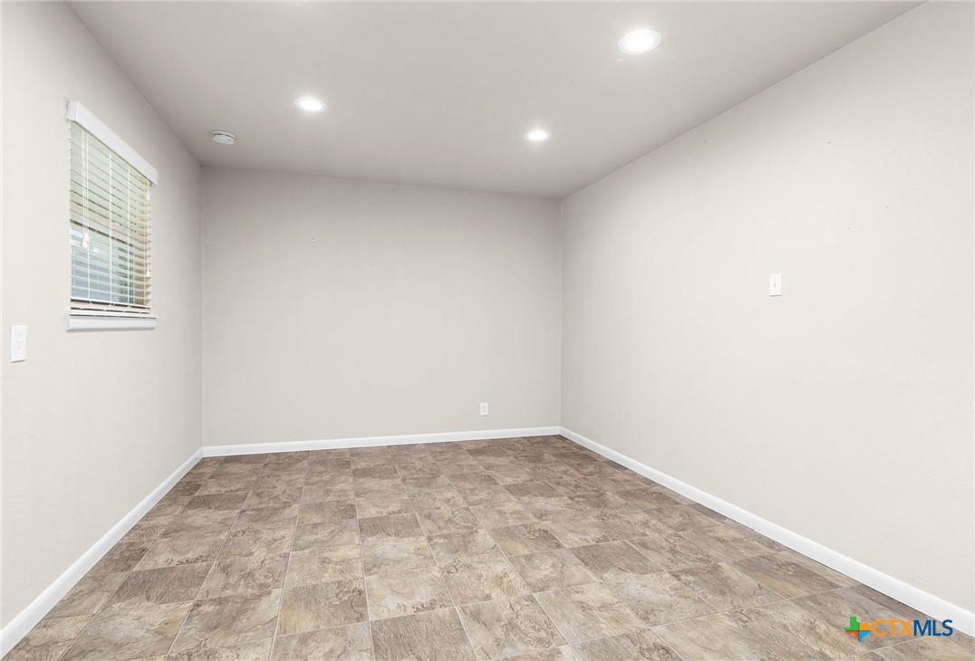 818 Mary Boulevard Property Photo 24