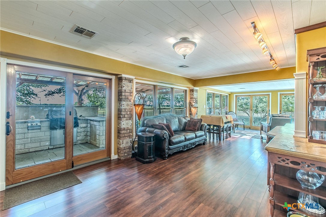 10941 Moffat Road Property Photo 14