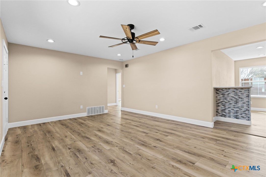 209 W Victory Avenue Property Photo 4