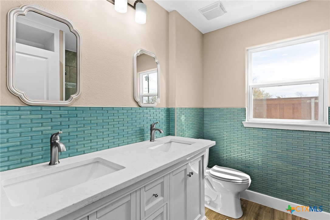 209 W Victory Avenue Property Photo 9