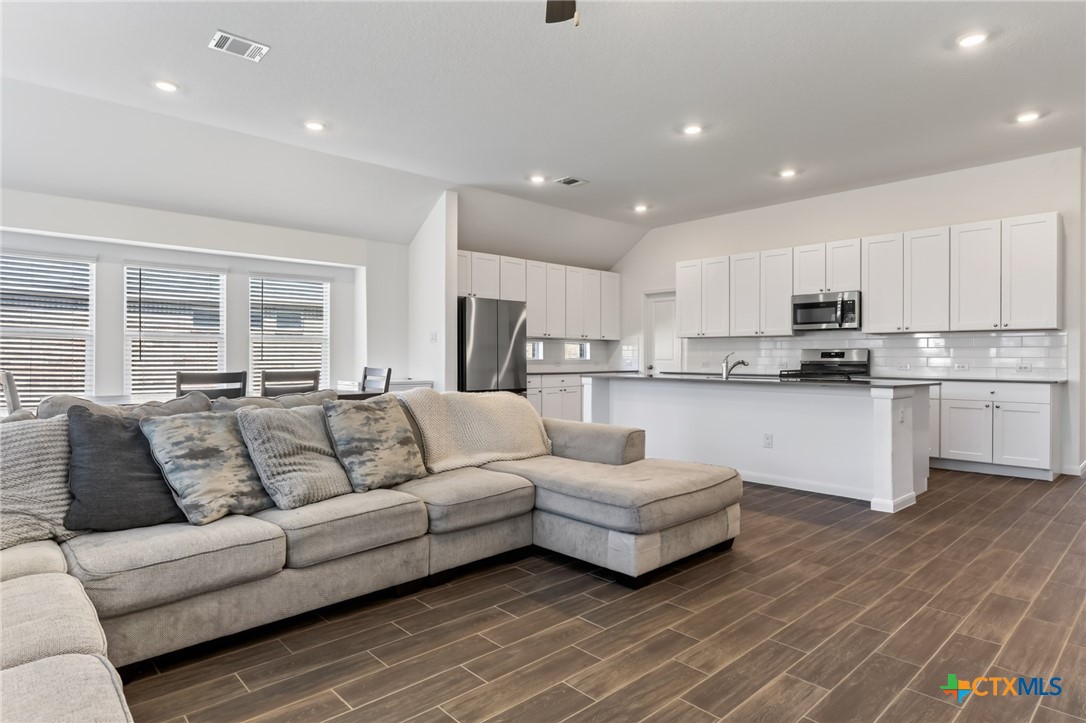 9351 Oxford Shire Property Photo 6